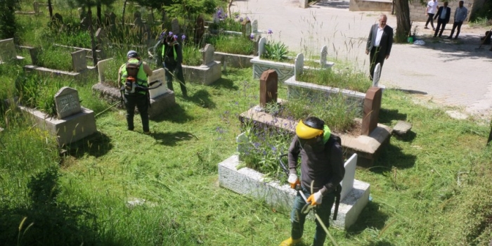 Bitlis Son Dakika Bitlis Belediyesi tarafından mezarlıklarda bakım ve temizlik çalışması