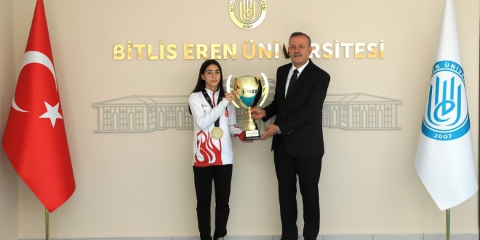 Bitlis Son Dakika Bitlis Eren Üniversitesi Öğrencisi Özlem Melek Korkmaz, Kick Boks Dünya Şampiyonu Oldu