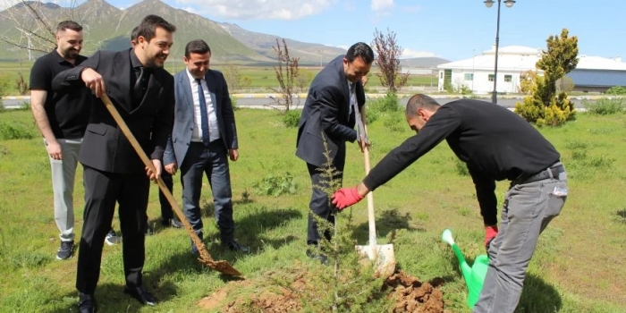 Bitlis Son Dakika Tatvan Devlet Hastanesi Bahçesinde Ağaç Dikme Etkinliği