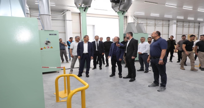 Bitlis Son Dakika Vali Karaömeroğlu Kiler İplik Fabrikasını ziyaret etti