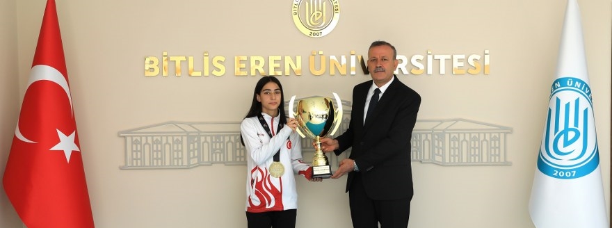 Bitlis Eren Üniversitesi Öğrencisi Özlem Melek Korkmaz, Kick Boks Dünya Şampiyonu Oldu